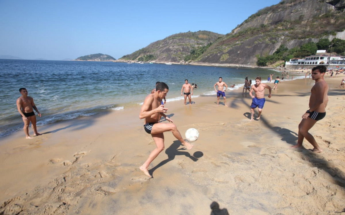 Banhistas jogam 'altinha' na Pria Vermelha, na Urca