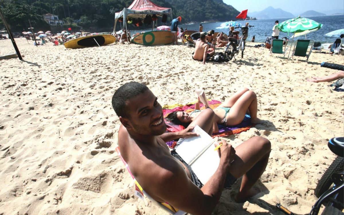 O servidor p&uacute;blico carioca, Allan Silva, 27 anos, aproveitou a manh&atilde; para ir &agrave; praia 