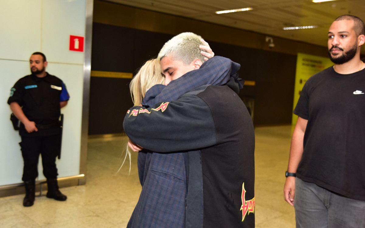 Luísa Sonza é recebida no Aeroporto de Guarulhos pelo namorado, Chico, e por uma multidão de fãs