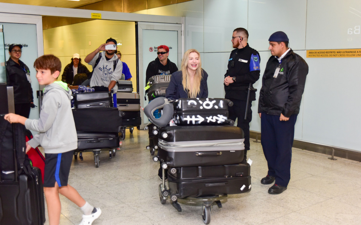 Luísa Sonza é recebida no Aeroporto de Guarulhos pelo namorado, Chico, e por uma multidão de fãs