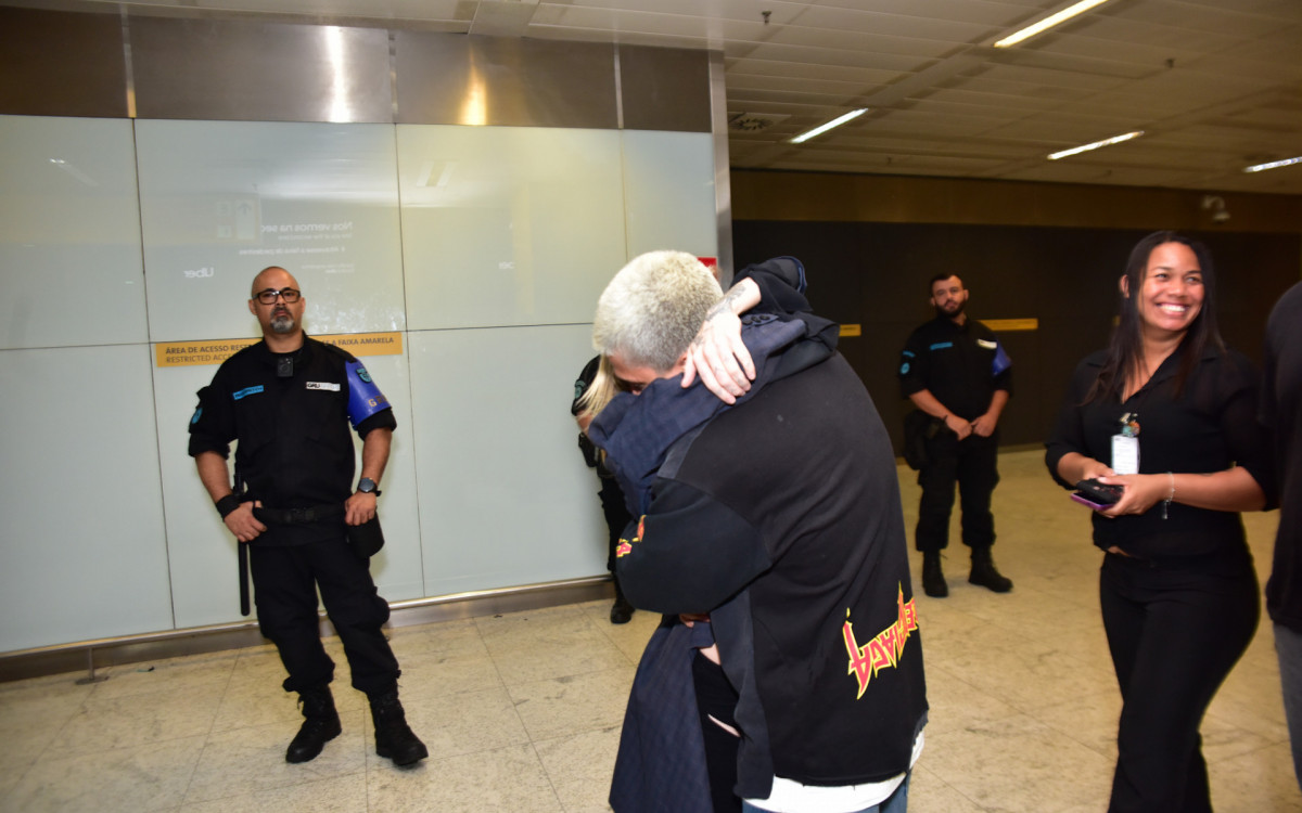 Luísa Sonza é recebida no Aeroporto de Guarulhos pelo namorado, Chico, e por uma multidão de fãs