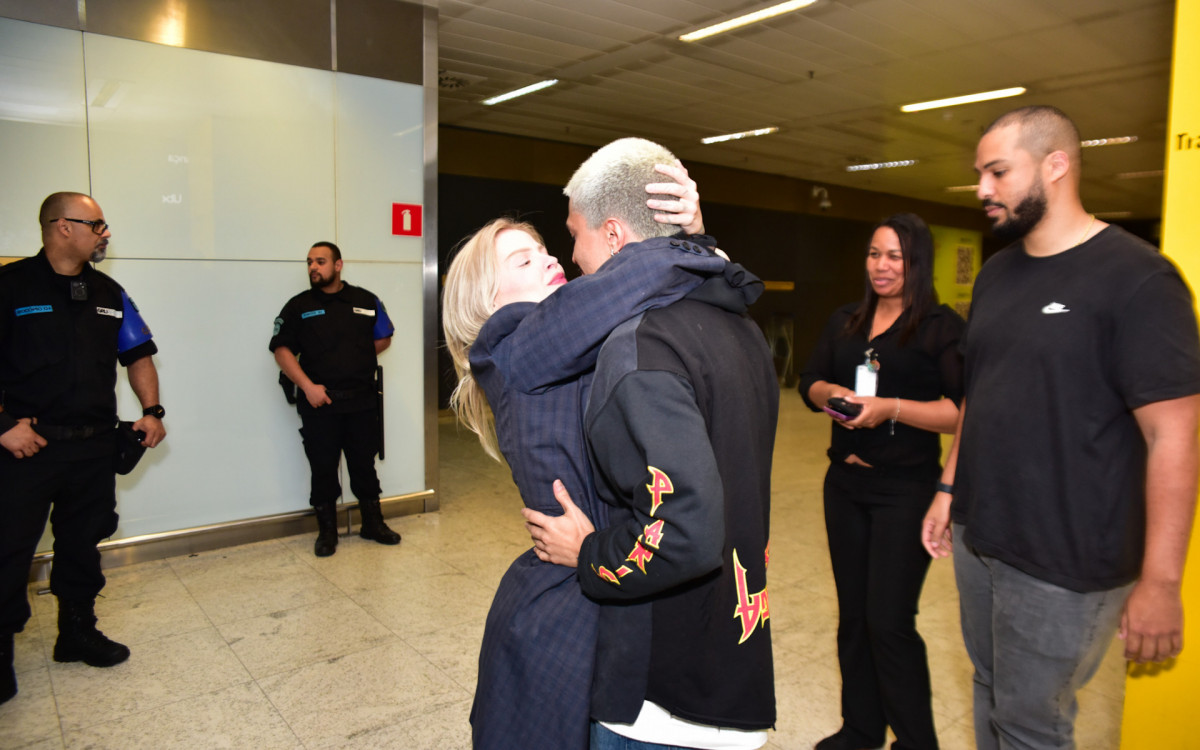 Luísa Sonza é recebida no Aeroporto de Guarulhos pelo namorado, Chico, e por uma multidão de fãs - Leo Franco / Ag. News