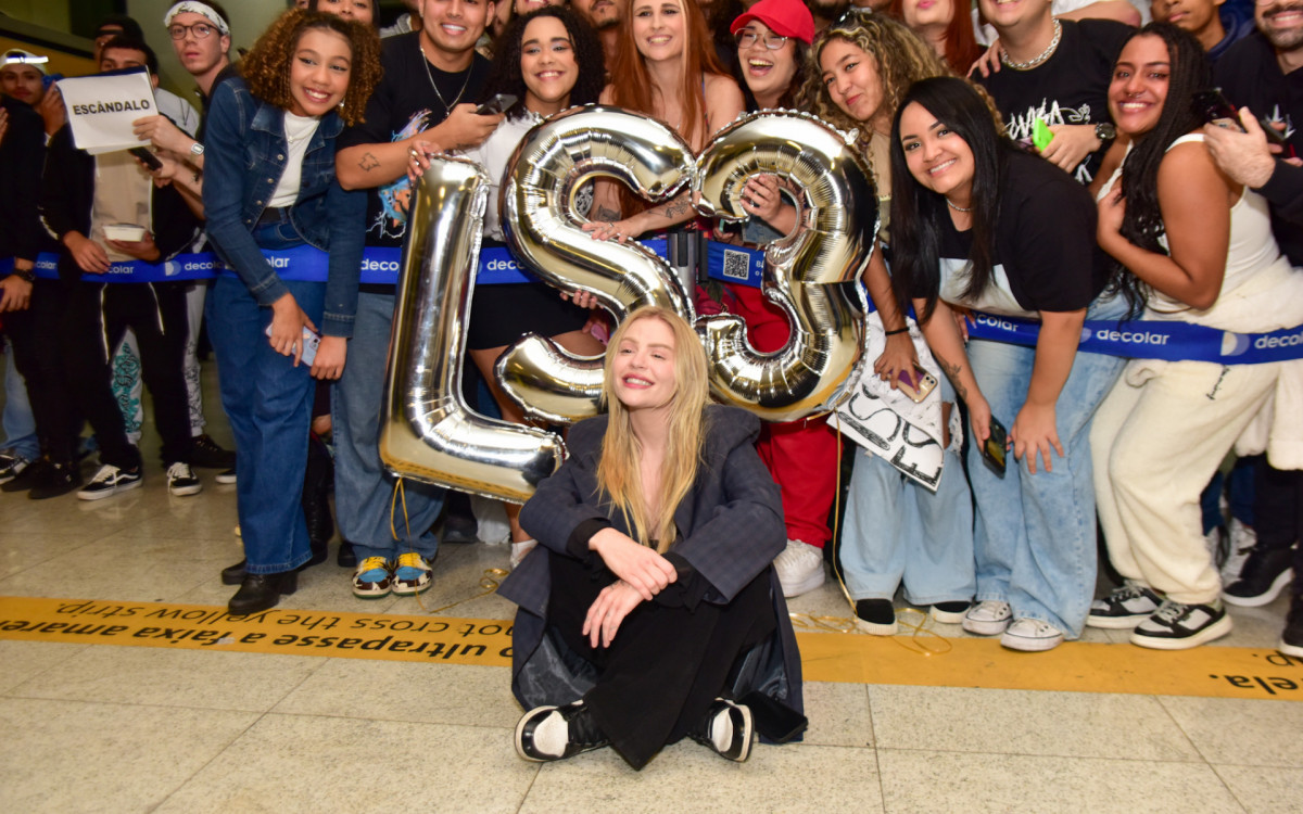Luísa Sonza é recebida no Aeroporto de Guarulhos pelo namorado, Chico, e por uma multidão de fãs