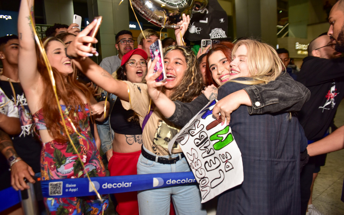 Luísa Sonza é recebida no Aeroporto de Guarulhos pelo namorado, Chico, e por uma multidão de fãs
