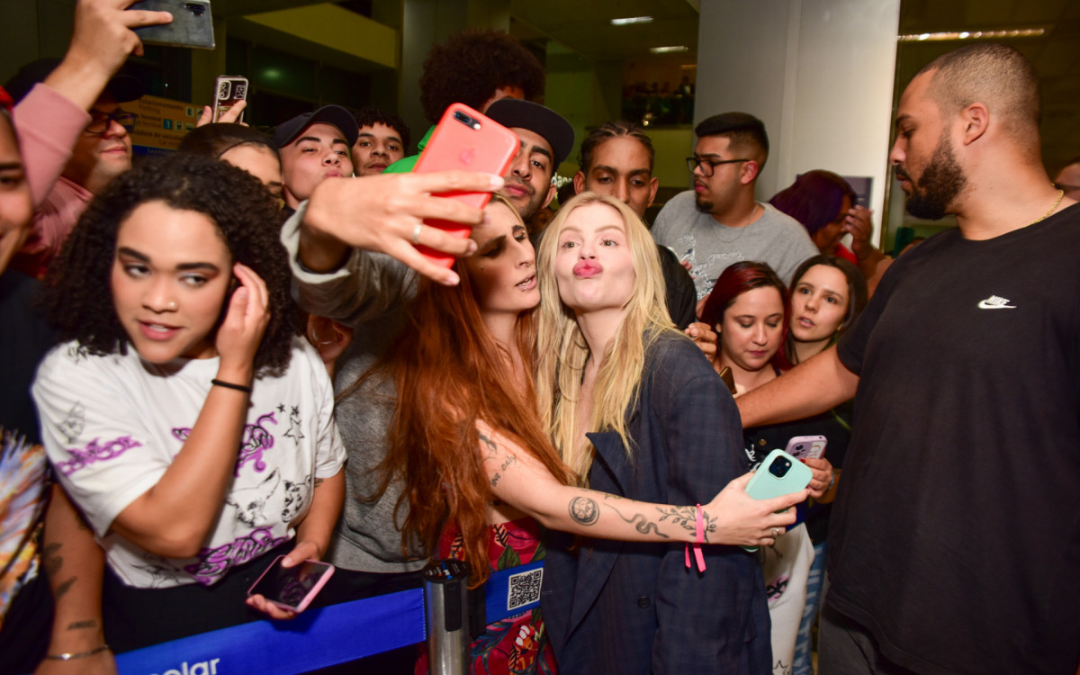 Luísa Sonza é recebida no Aeroporto de Guarulhos pelo namorado, Chico, e por uma multidão de fãs