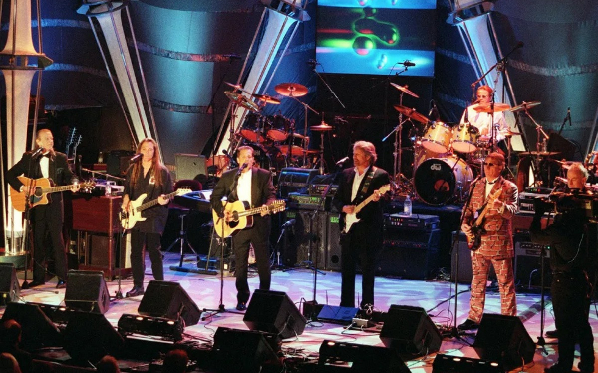 Randy Meisner, Timothy Schmit, Glenn Frey, Don Felder, Joe Walsh, Don Henley e Bernie Leadon, em 1998