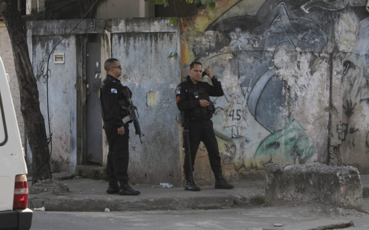 Policiais militares realizaram opera&ccedil;&atilde;o na comunidade do Cajueiro, em Madureira