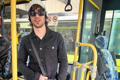 Fiuk surpreende fãs ao andar de ônibus pela primeira vez, com 32 anos