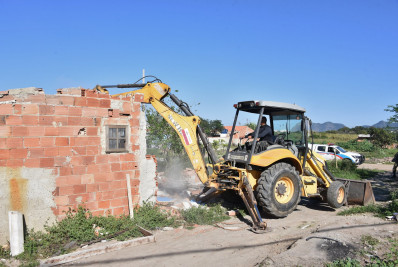 Cinco imóveis irregulares em terreno de Itaipuaçu são demolidos pela Prefeitura de Maricá