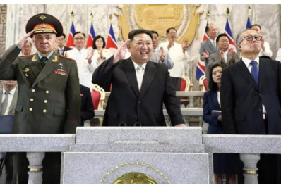 Kim Jong Un supervisiona desfile militar com drones e mísseis ICBM