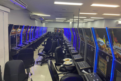 Polícia apreende mais de 100 máquinas caça-níqueis em bingo clandestino