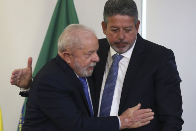 Lula liga para Lira e sinaliza que deve conversar com líderes sobre ministérios