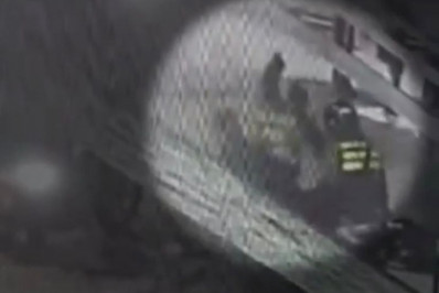 Vídeo: homem é espancado por mototaxista em Belford Roxo