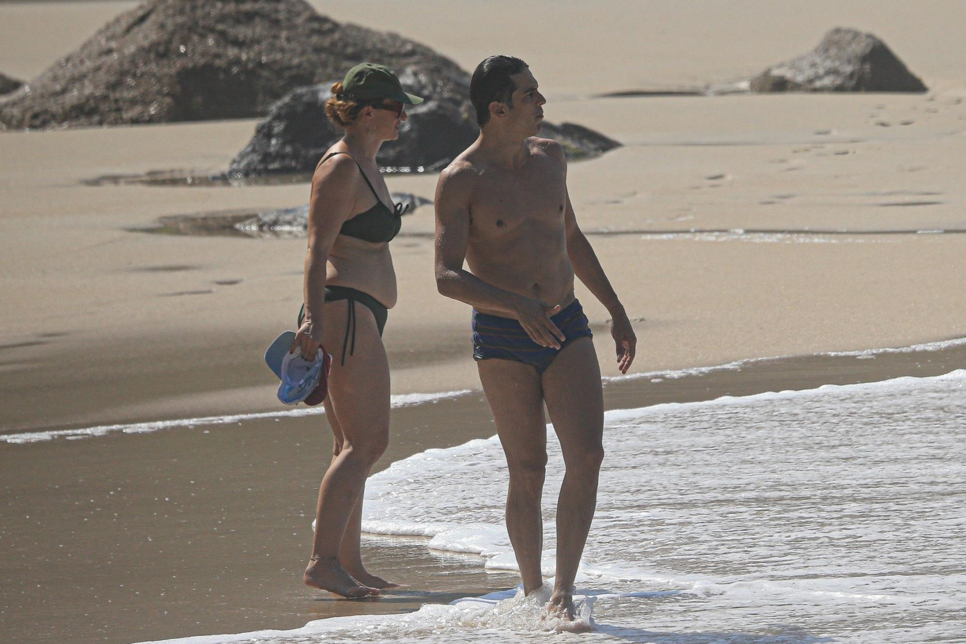 Paula Braun e Mateus Solano estiveram na Praia de Grumari, nesta sexta-feira - Delson Silva / Ag. News