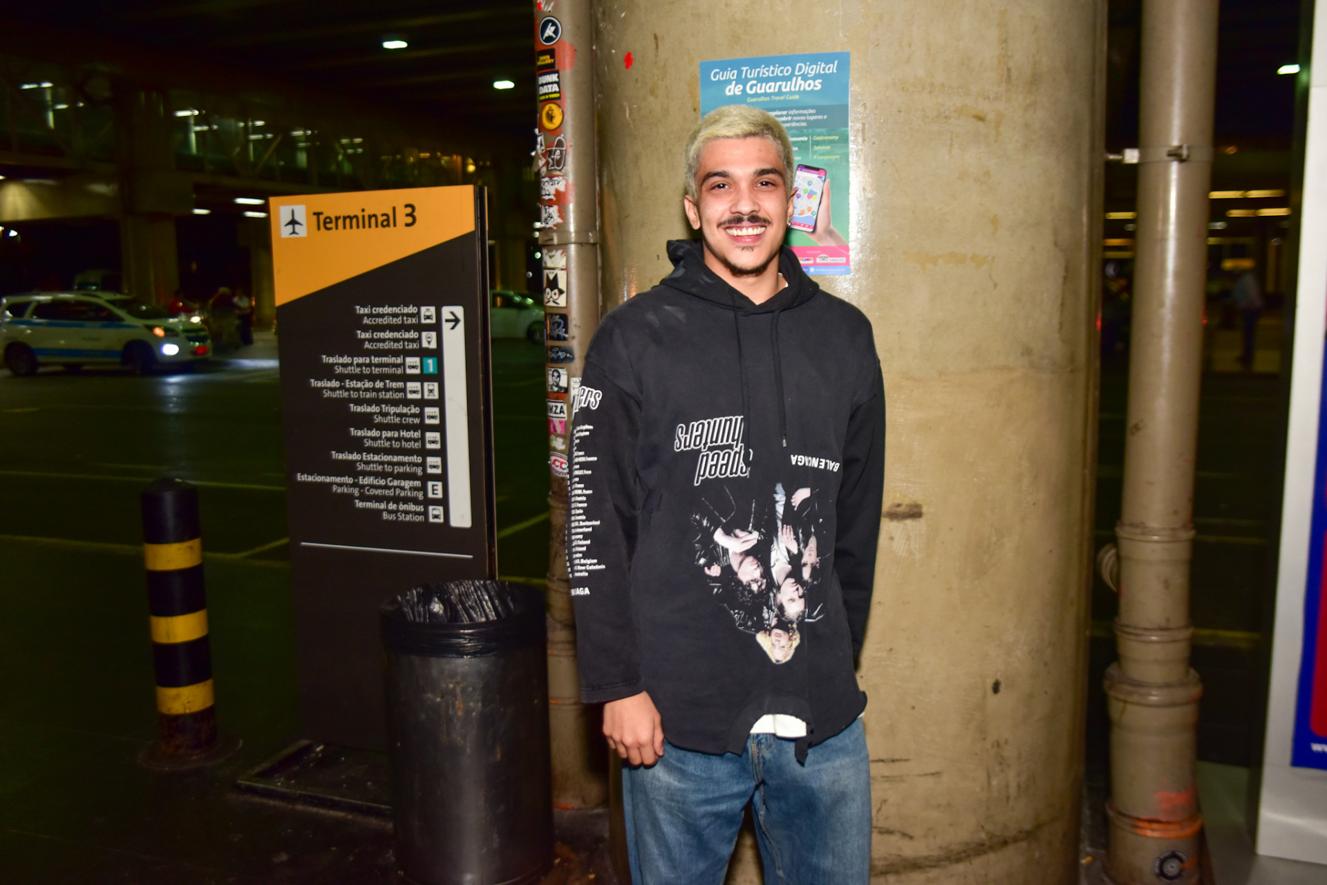 Luísa Sonza é recebida no Aeroporto de Guarulhos pelo namorado, Chico, e por uma multidão de fãs - Leo Franco / Ag. News