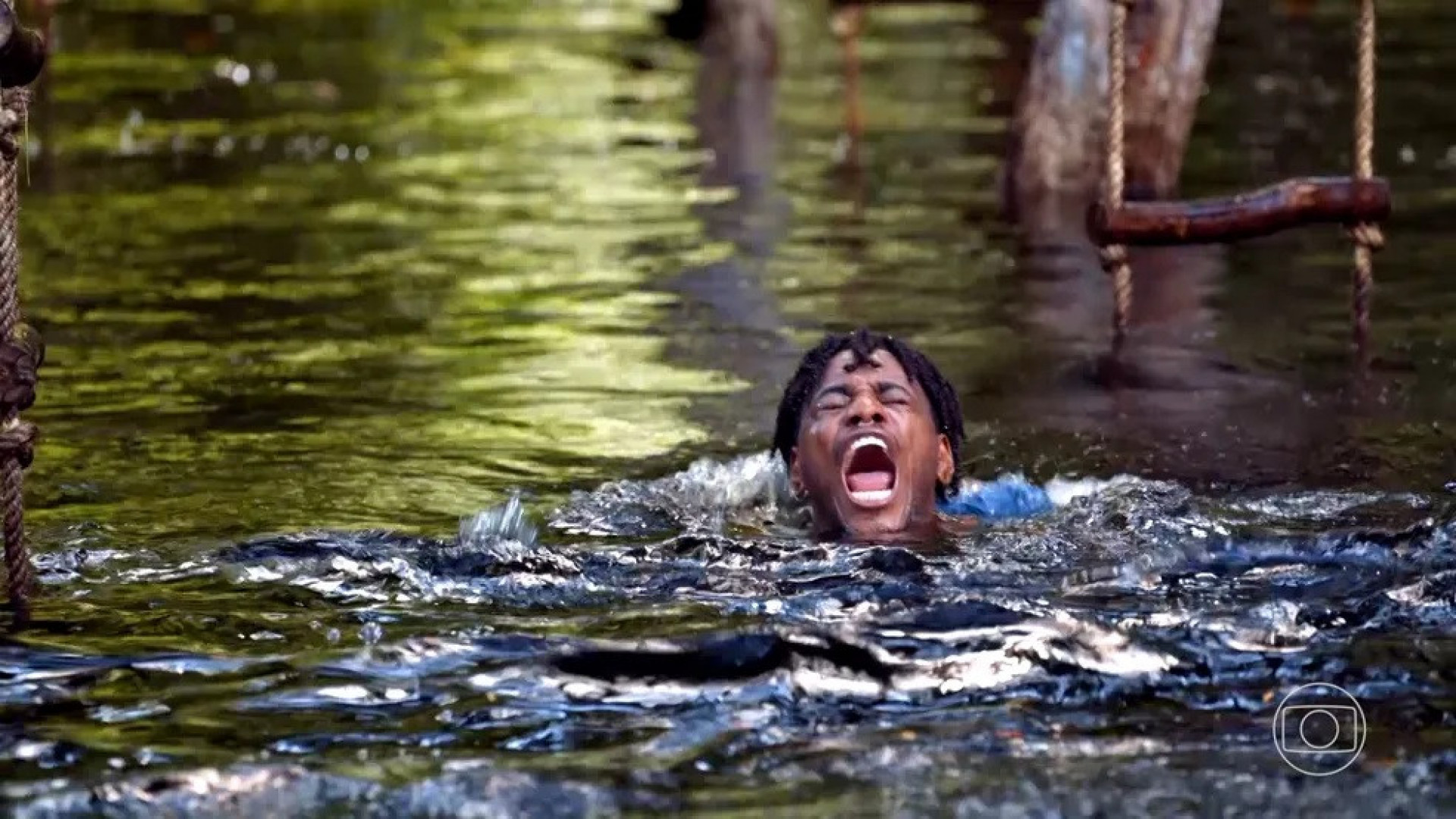 Guilherme 'traiu' Euclides e só pulou na água depois do amigo, conquistando assim a imunidade e o privilégio - Reprodução