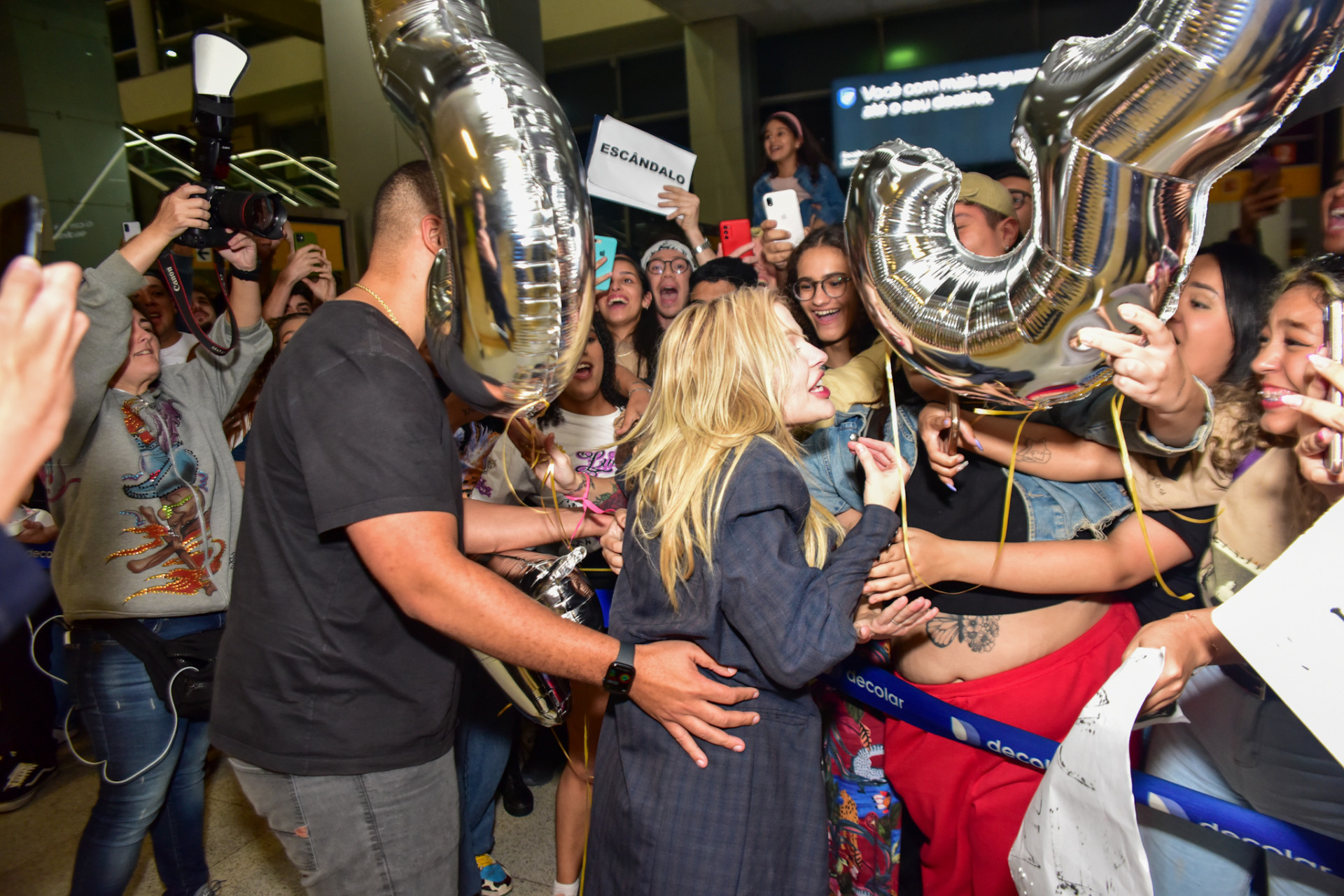 Luísa Sonza é recebida no Aeroporto de Guarulhos pelo namorado, Chico, e por uma multidão de fãs