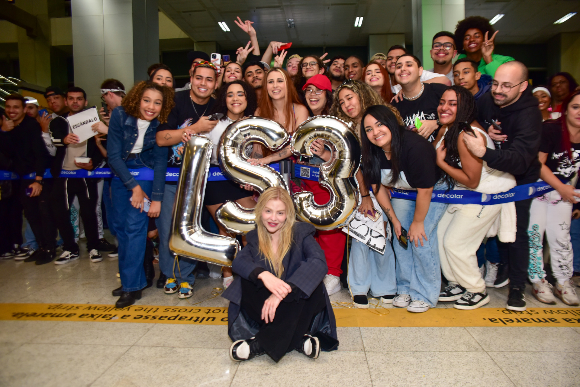 Luísa Sonza é recebida no Aeroporto de Guarulhos pelo namorado, Chico, e por uma multidão de fãs