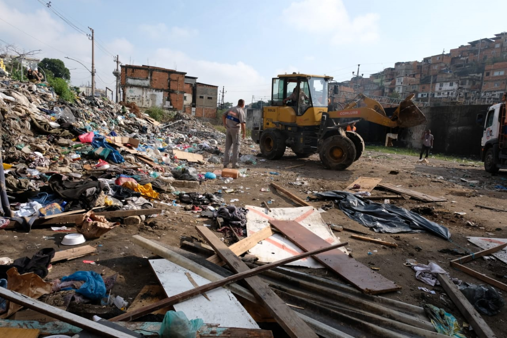Um ferro-velho e dez construções irregulares foram demolidas - Pedro Ivo / Agência O Dia