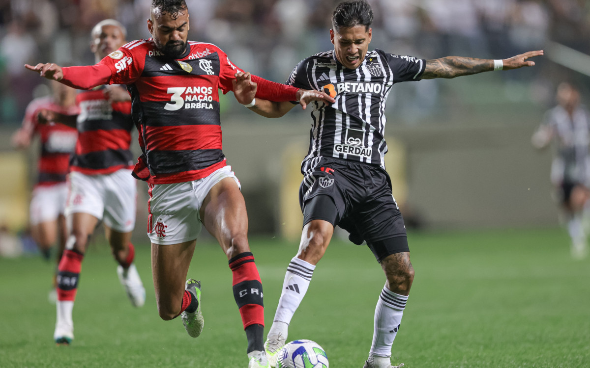 Arrascaeta decide no fim e Flamengo vira para cima do Atlético-MG