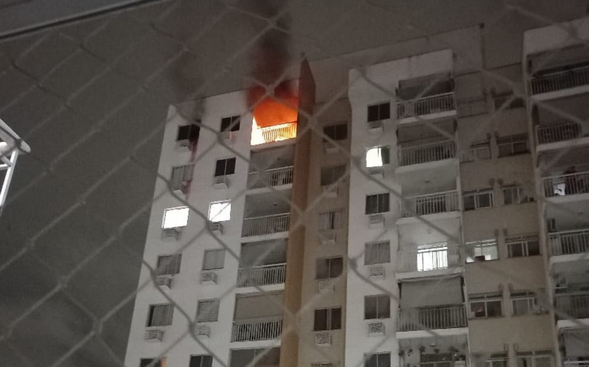 As chamas consumiram o apartamento do décimo andar de um prédio 
