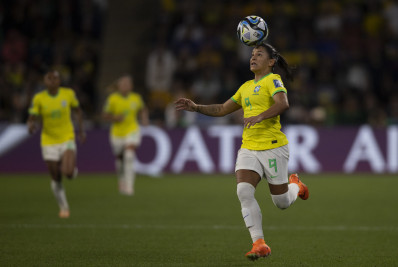 Apesar da derrota, Debinha elogia desempenho do Brasil no segundo tempo: 'Tínhamos que começar assim'