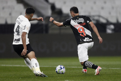 Vasco exagera em erros defensivos e perde para o Corinthians fora de casa