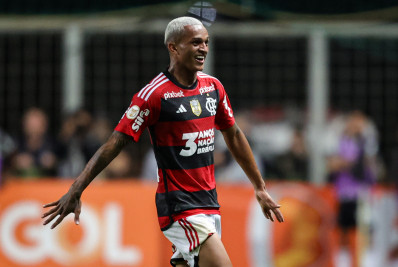 Arrascaeta decide no fim e Flamengo vira para cima do Atlético-MG fora de casa