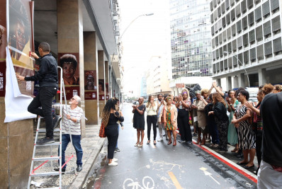 Painéis da exposição vandalizada são recolocados na Avenida Amaral Peixoto