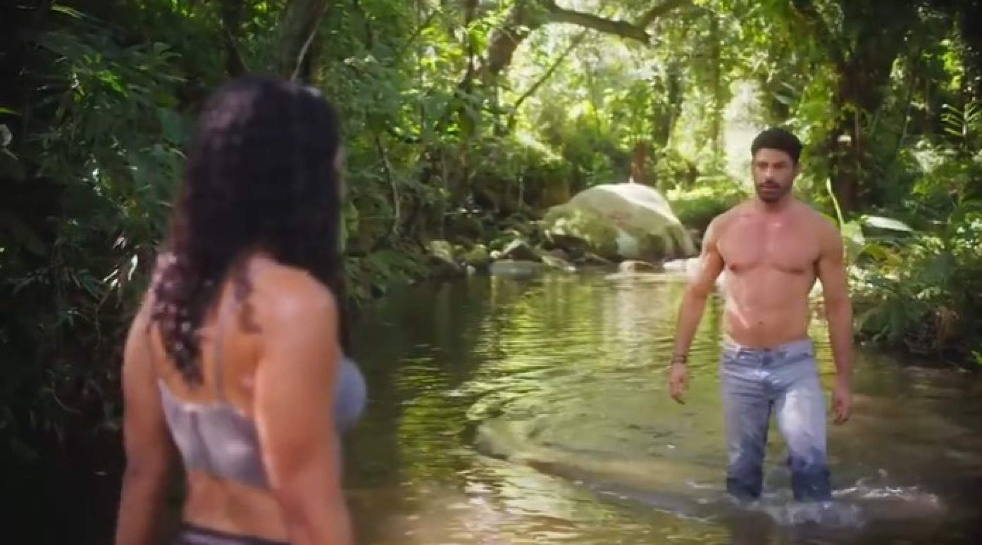 Caio (Cauã Reymond) e Aline (Barbara Reis) em cena quente de 'Terra e Paixão' - Reprodução/Globo