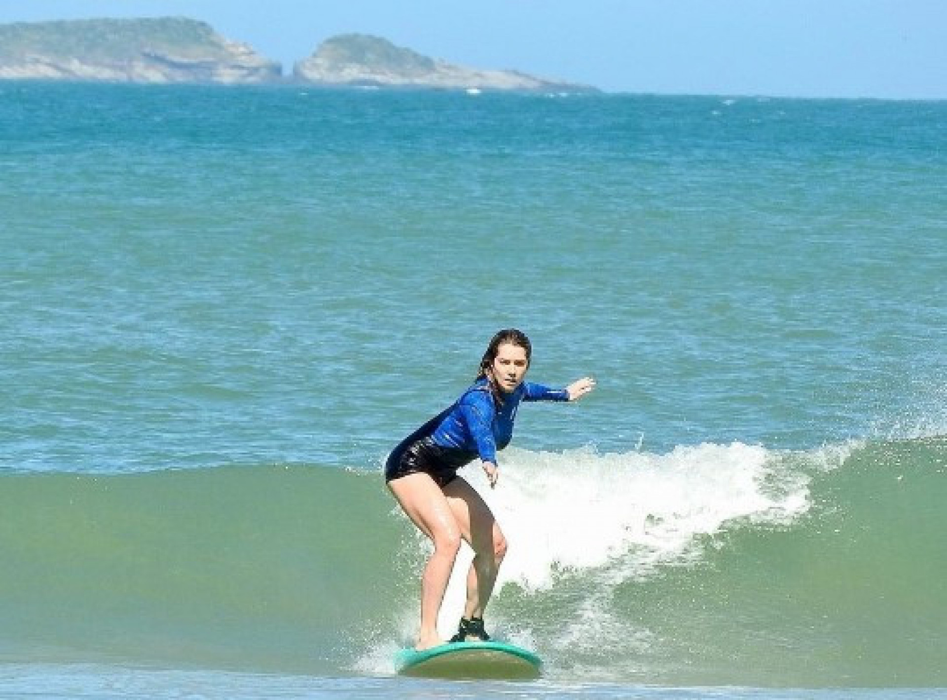Letícia Spiller surfa em praia no Rio - Reprodução/Instagram