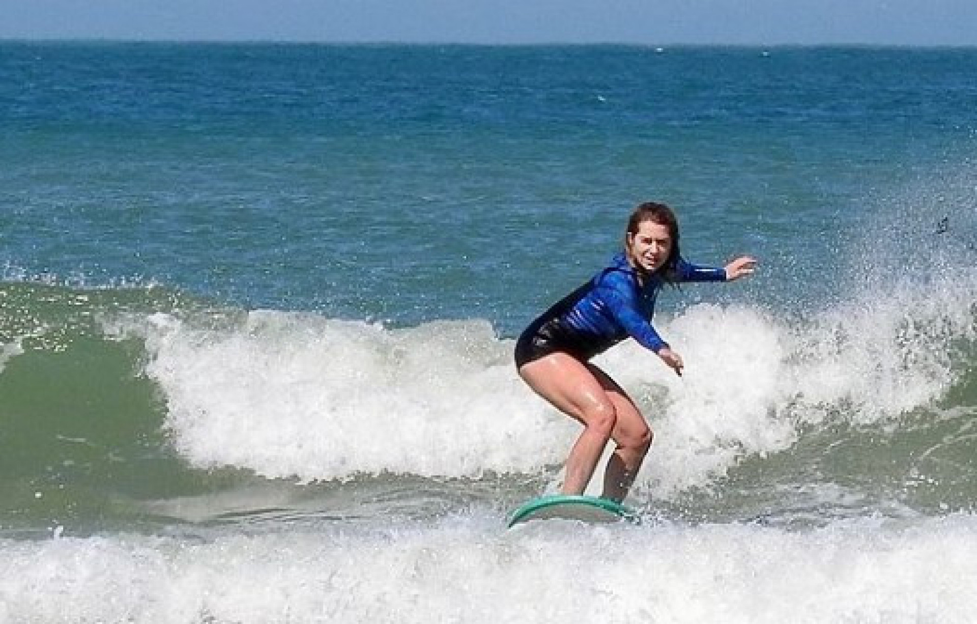 Letícia Spiller surfa em praia no Rio - Reprodução/Instagram