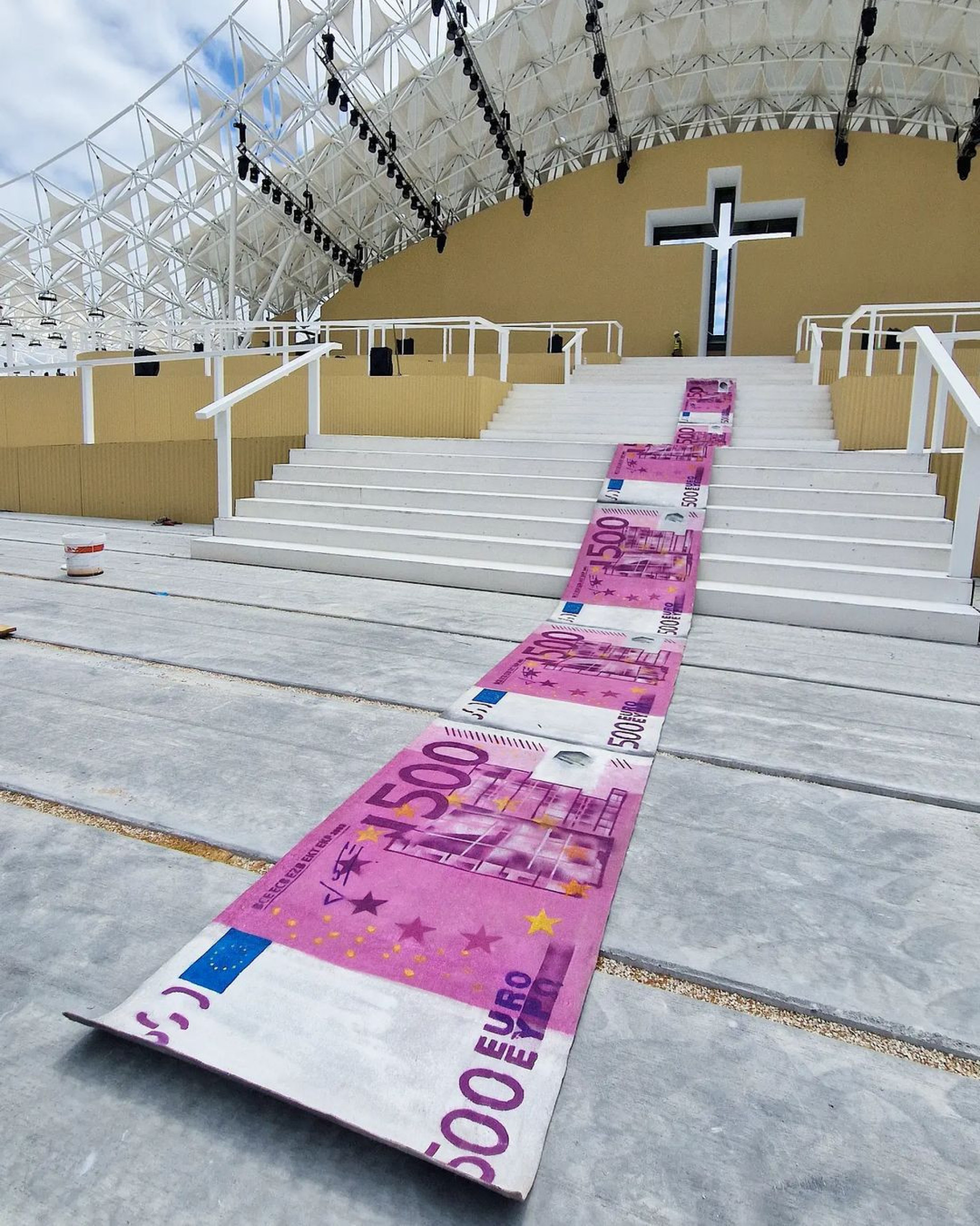 Altar que receberá o papa Francisco na próxima semana é alvo de protestos do artista português Bordalo II - Reprodução/Instagram/Bordalo II