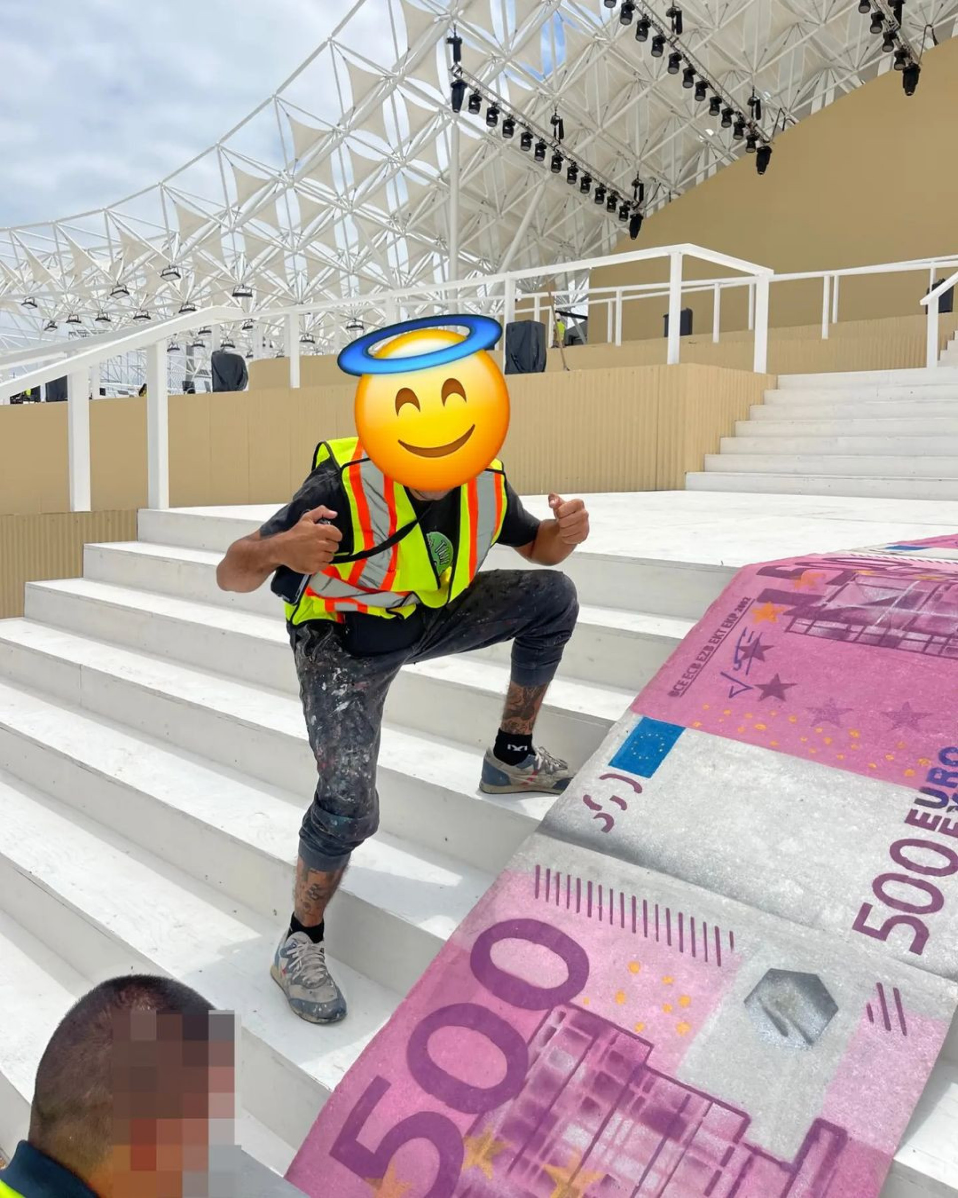 Tapete estendido por Bordalo II como forma de protesto aos custos públicos da visita do Papa Francisco a Lisboa durante a JMJ - Reprodução/Instagram/Bordalo II