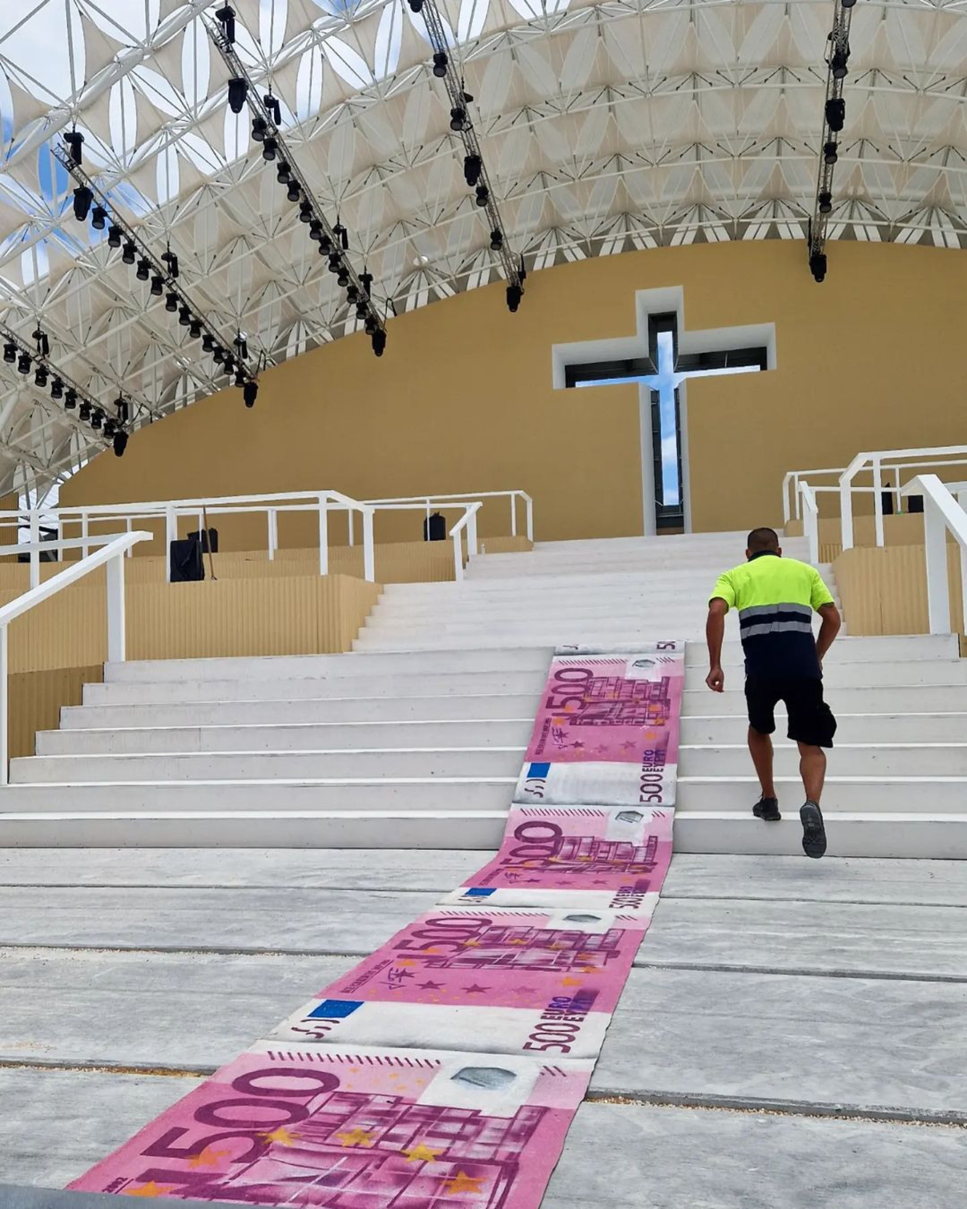 Tapete estendido por Bordalo II como forma de protesto aos custos públicos da visita do Papa Francisco a Lisboa durante a JMJ - Reprodução/Instagram/Bordalo II