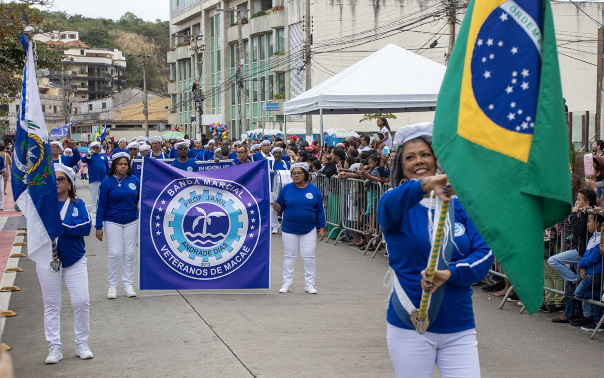 Desfile cívico de 210 anos de Macaé, com o tema da paz, demonstrou a união da comunidade em busca de um futuro melhor