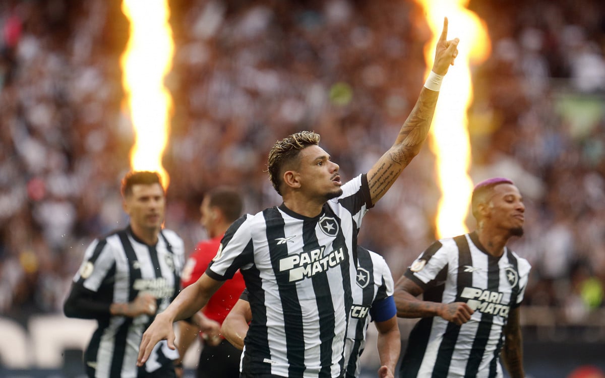 Tiquinho Soares marcou duas vezes na vit&oacute;ria do Botafogo sobre o Coritiba