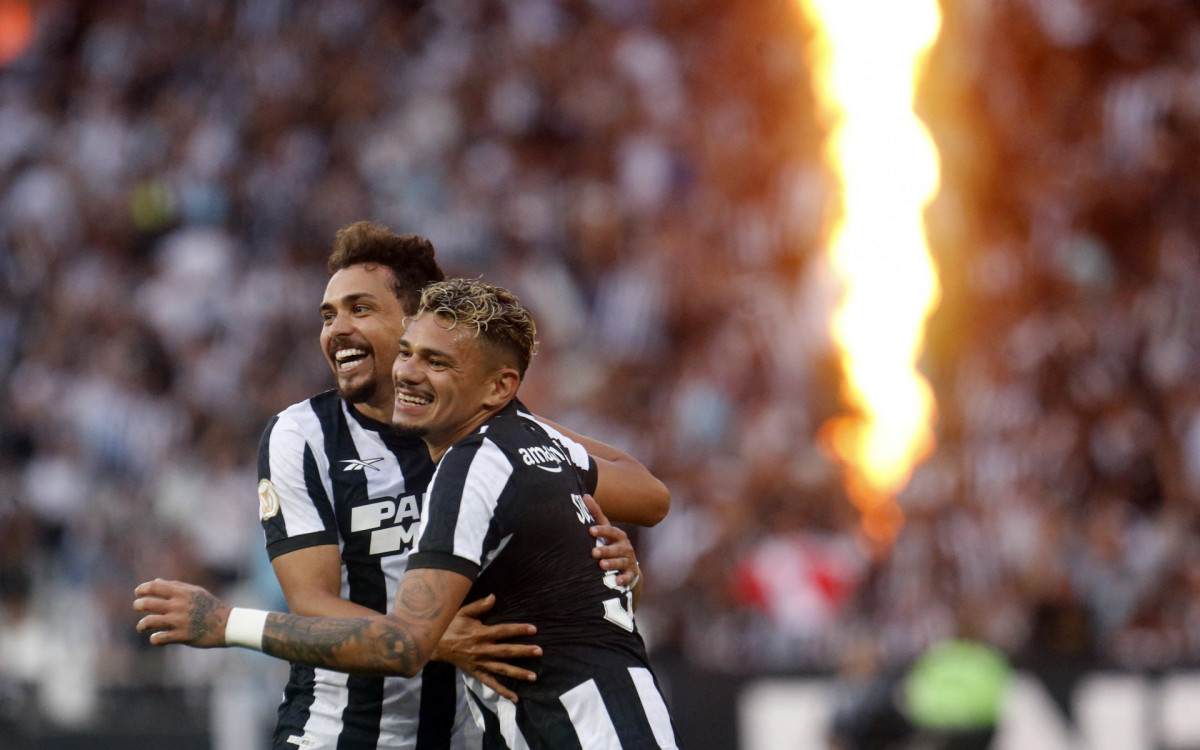Eduardo e Tiquinho comemoram gol pelo Botafogo em 2023