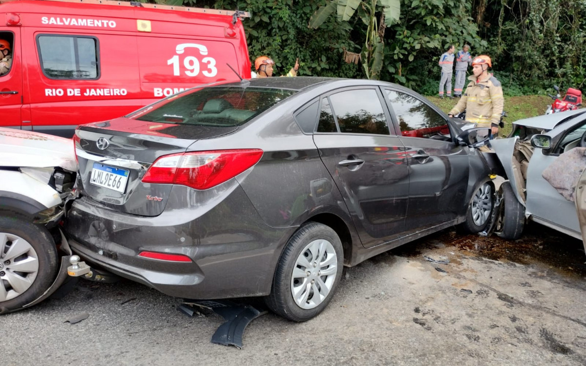 Um dos carros envolvidos de uma funerária conduzia um corpo para sepultamento