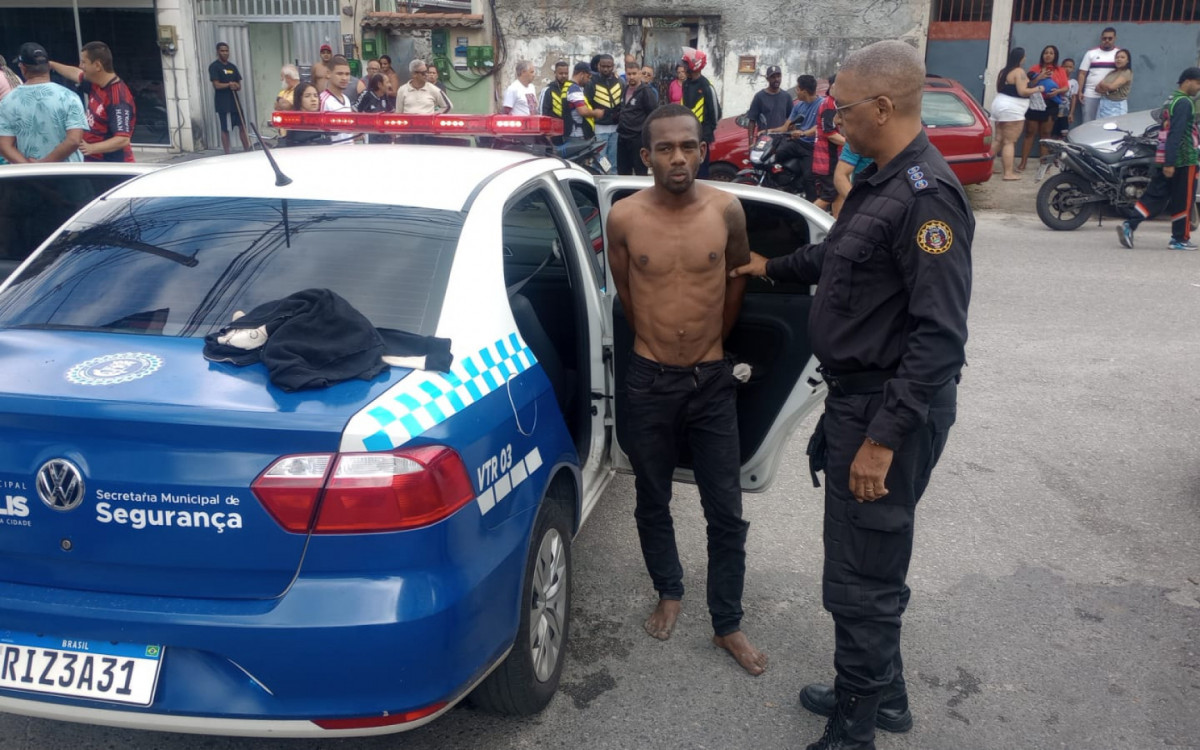 Roberto de Andrade Passos foi detido por populares, e na sequ&ecirc;ncia conduzido para a 57&ordf; DP