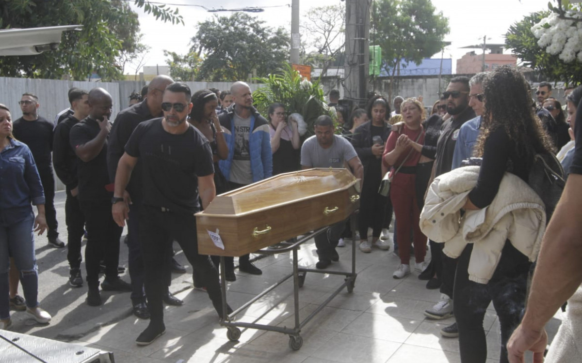 Corpo de fisiculturista que morreu em incêndio é sepultado no Cemitério de Inhaúma