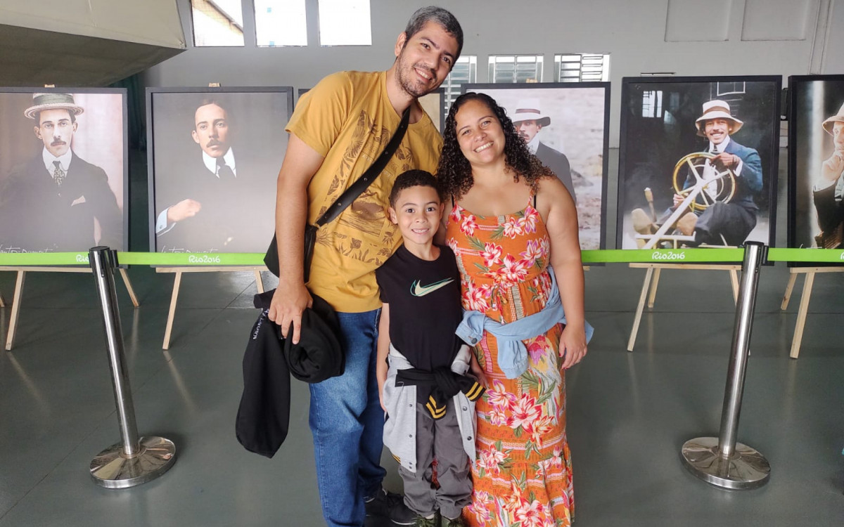 Diogo Ribeiro, Luana Ribeiro e o filho Henry Ribeiro posam no MUSAL - Marcela Ribeiro/ O Dia