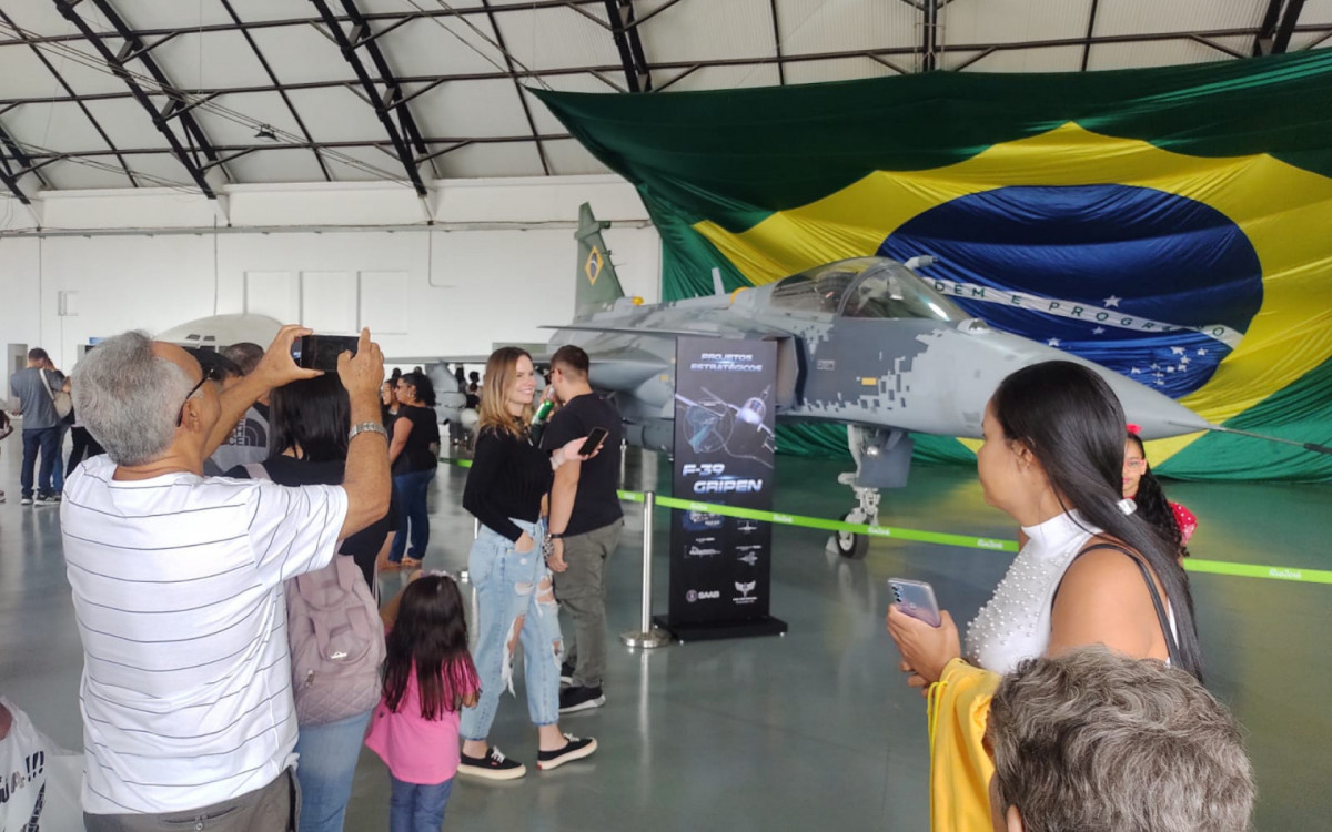 Exposição de aviões atrai muitos visitantes e flashes no Museu Aeroespacial - Marcela Ribeiro/O Dia