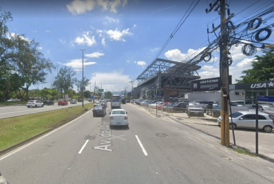 Colisão entre veículos arremessa pedestre dentro de canal na Barra da Tijuca
