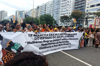 Marcha das Mulheres Negras reúne centenas de pessoas na Praia de Copacabana