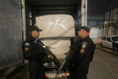 Caminhão com móveis roubados é apreendido em Anchieta