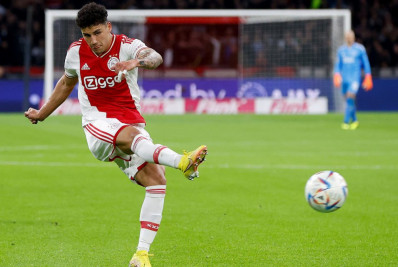 Botafogo abre negociações por lateral mexicano do Ajax