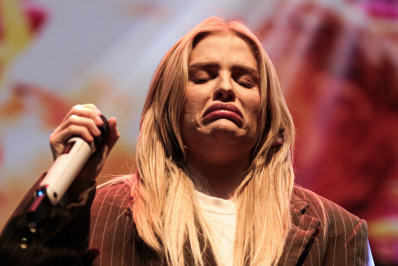 Luísa Sonza chora em homenagem a Rita Lee