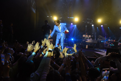 Roberto Carlos recebe famosos em show no Rio