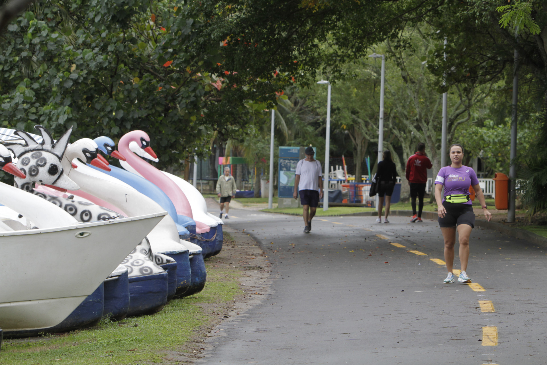 Mesmo com o tempo fechado, cariocas se exercitam na Lagoa na manh&atilde; deste domingo (30) - Marcos Porto/Ag&ecirc;ncia O Dia